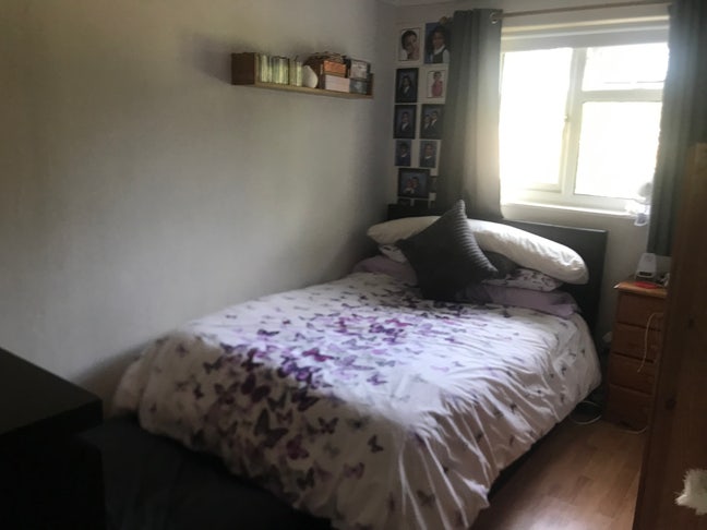 Near to East Surrey Hospital Advertising bedroom  Main Photo