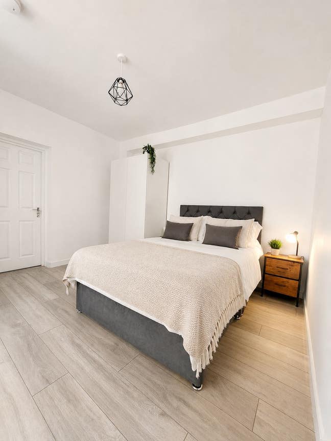 Modern En-Suite Studio Room Main Photo
