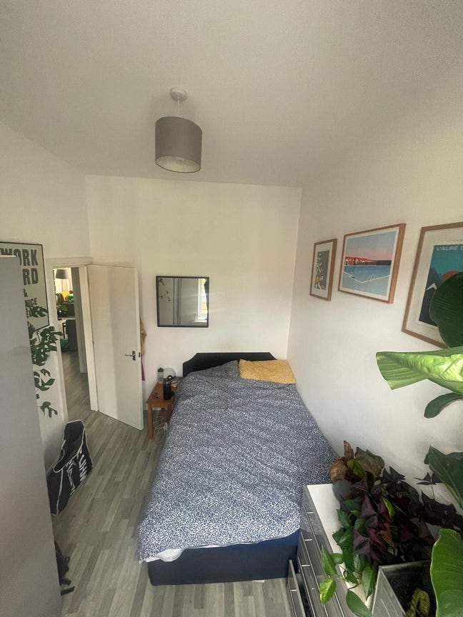 Bright Room in Large Flat Steps from Finsbury Park Main Photo