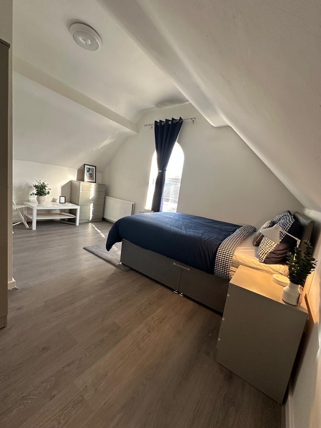 En-suite room for replacement  Main Photo