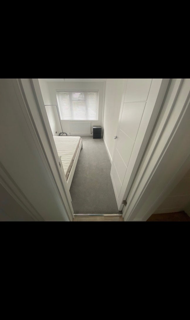 Room available in modern flat in Maidenhead.  Main Photo