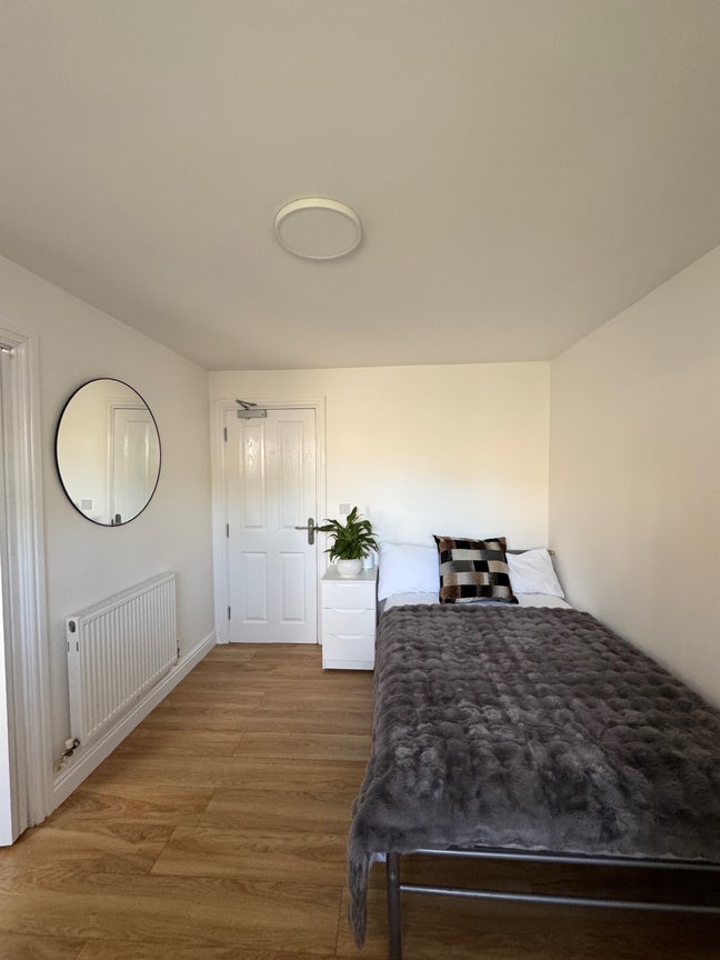 Refurbished en-suite double room (bills inc.) Main Photo