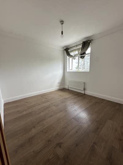 Double room newly refurbsihed property redbridge Main Photo