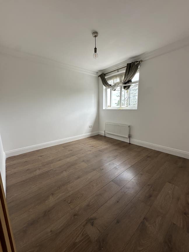 Double room newly refurbsihed property redbridge Main Photo