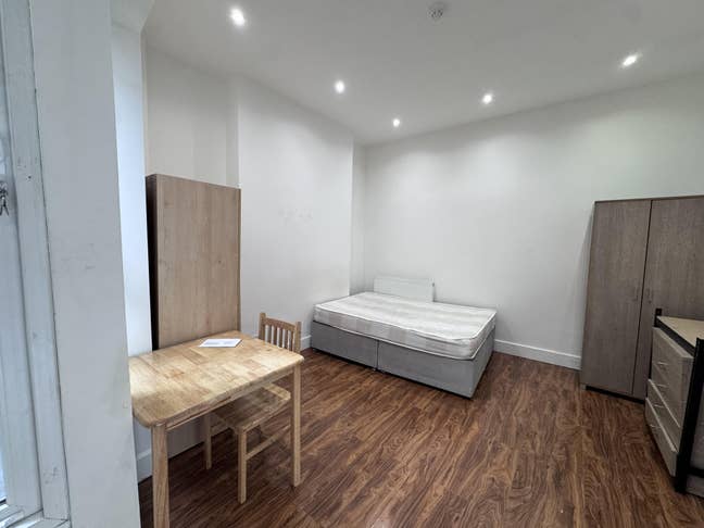 Spacious studio flat with patio - Kilburn Main Photo