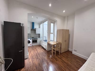 Spacious studio flat with patio - Kilburn Main Photo