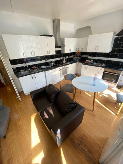 &pound;0 Deposit spacious room in prime Putney location Main Photo