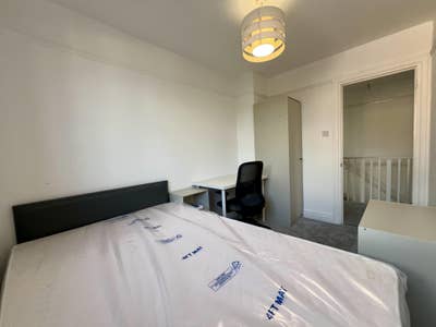 Welcoming Room in Worcester Park Main Photo