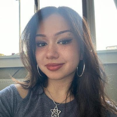 Hiiiii!!! <3!  I'm moving to London in mid-... Main Photo