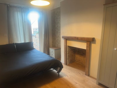 Spacious Bright Double Room Walking To HPC Bus Main Photo