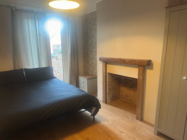 Spacious Bright Double Room Walking To HPC Bus Main Photo