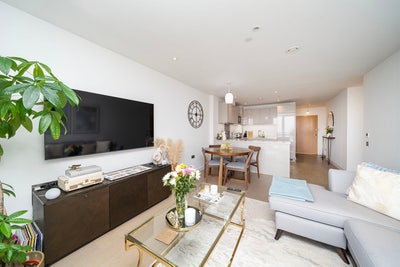 Bright King Bedroom. Private Bathroom & Balcony Main Photo