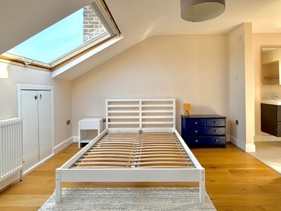 Large double loft room with ensuite, and study! Main Photo
