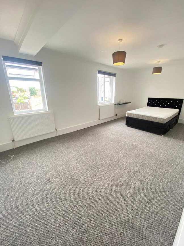 Lovely Large Refurbished Bright Room    Main Photo