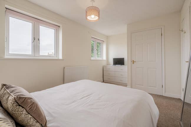 Beautiful room in sought after location Main Photo