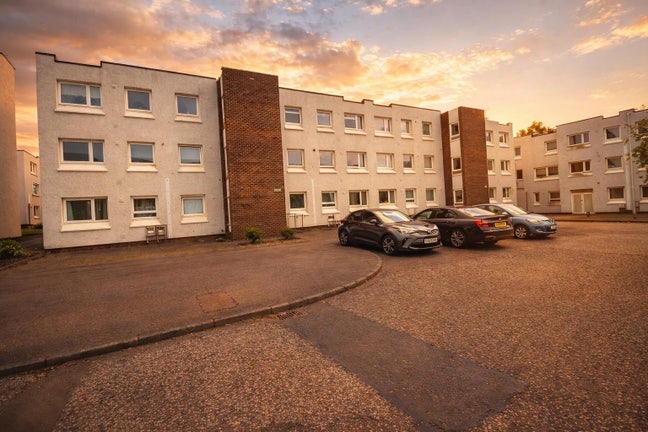Roommate wanted - one bedroom flat in a quiet area Main Photo