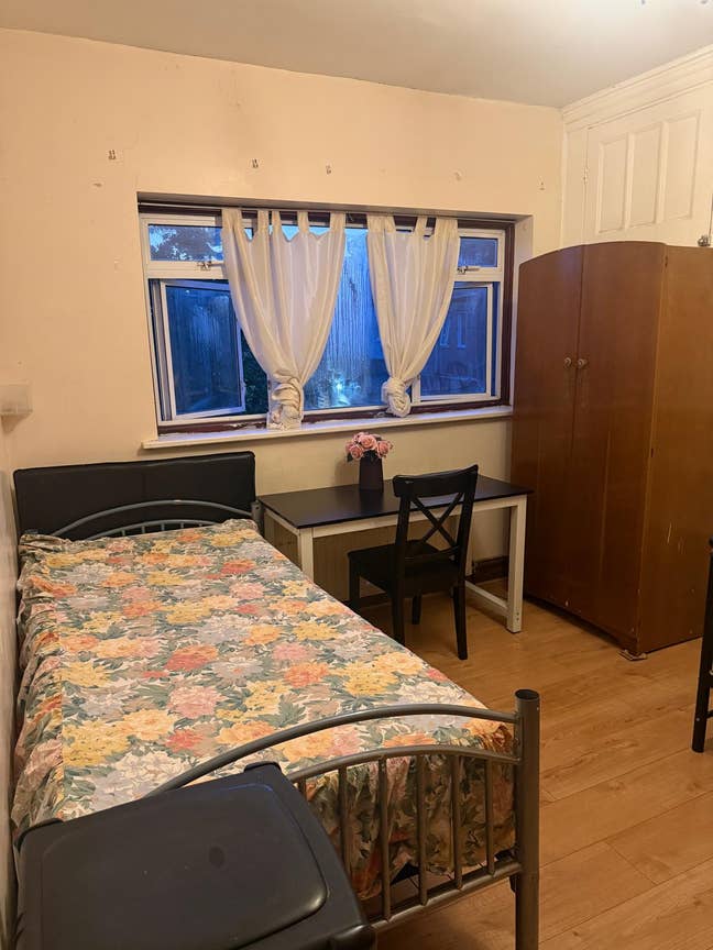Spacious Master Room in IG2 6SQ | Great Location Main Photo
