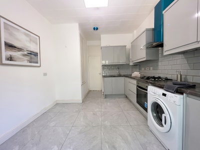A beautiful 3 bedroom property in Bromley, BR1 Main Photo
