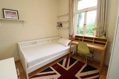 Bright Double Room in Hanwell next to the Station! Main Photo