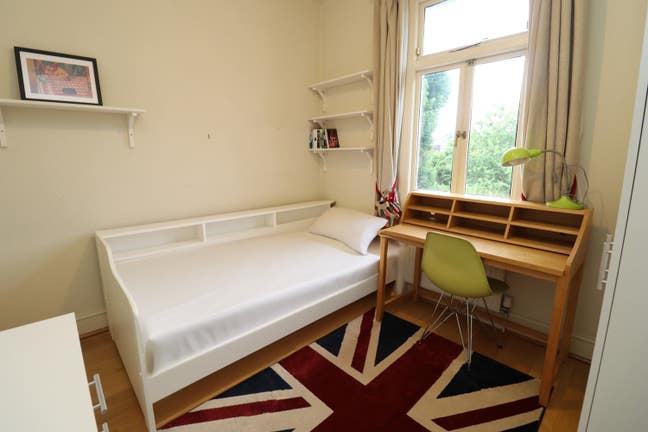Bright Double Room in Hanwell next to the Station! Main Photo