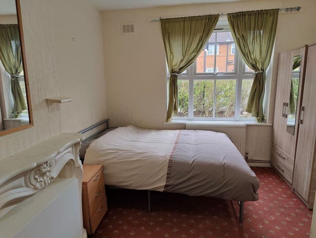 Double Room in West London Main Photo