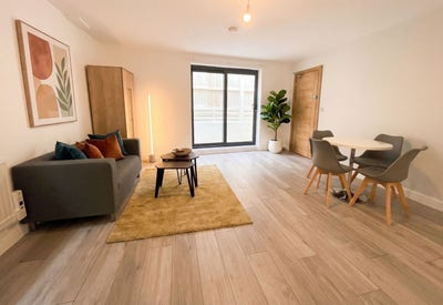 Modern 1 bed flat, Stamford Hill NOW Main Photo