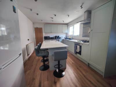 House Share- Post Grads/Professionals. Near Park Main Photo