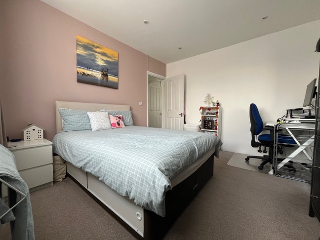 Double Bedroom  Main Photo