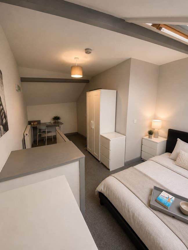 CS5 🏡  Large Top Floor Ensuite Room Available NOW! Main Photo