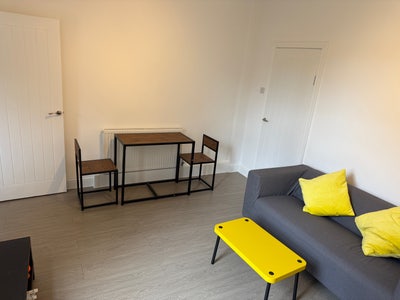 Renovated | Brand-New Furniture|Ready to Move in Main Photo
