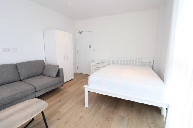 Top Room Sin Southall - Elizabeth Line Main Photo