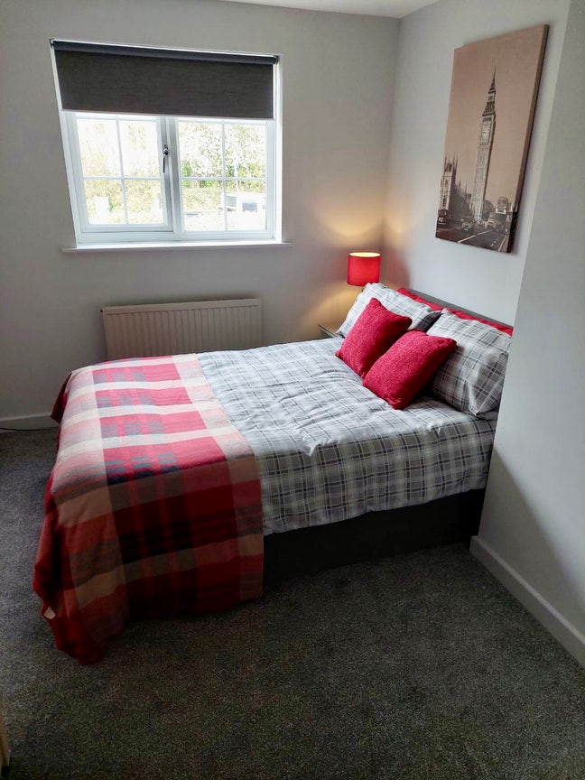 Three Furnished Rooms in the Same House Main Photo