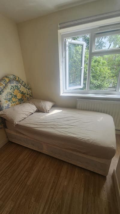 Call and move into a Beautiful single bed room in  Main Photo