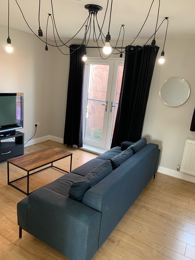 Double Room Next to Leeds Dock - Bills&Cleaner i   Main Photo