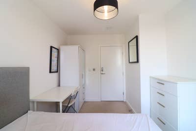 Modern Flat in SE10 - Last Room Available! Main Photo