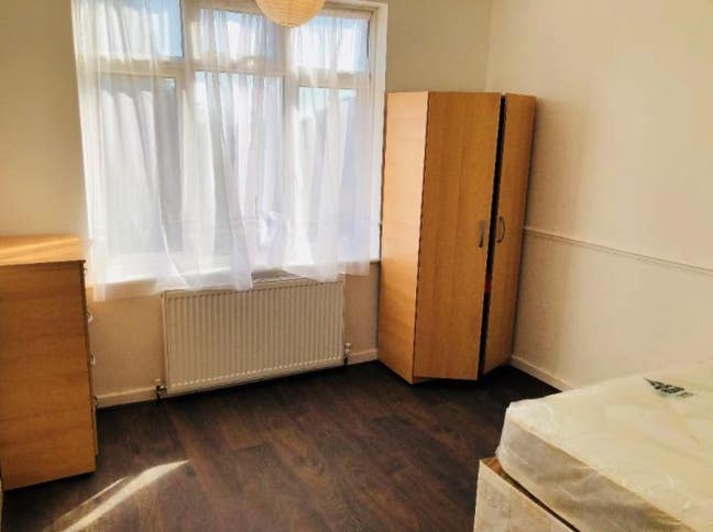 8 minutes walking distance to Fairlop Underground  Main Photo