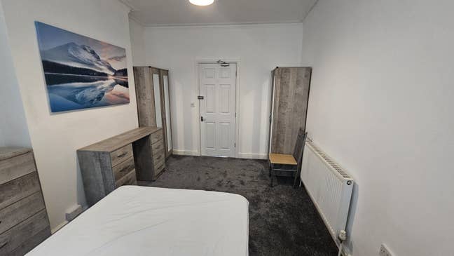 V Large Room Available in Pro Hshare All Bills In Main Photo