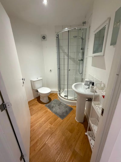 Spacious en-suite room available  Main Photo
