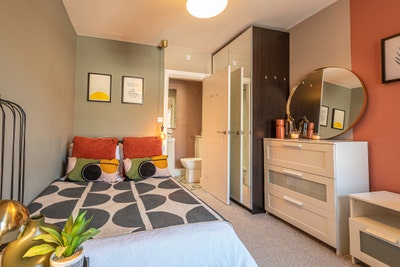 5*Professional en-suite, nr Chester city centre   Main Photo