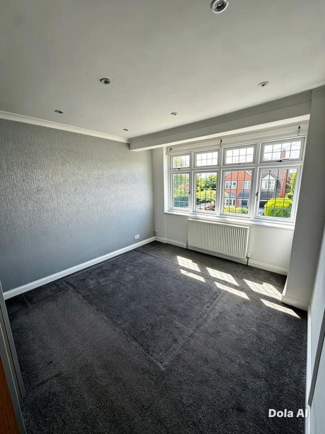 Exceptional 3-Bedroom House with Parking & Garden Main Photo