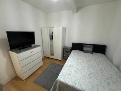 Double room is available for rent in - RM8 3AB Main Photo