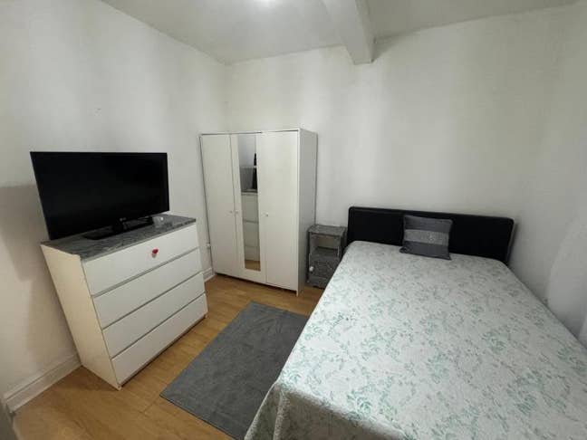 Double room is available for rent in - RM8 3AB Main Photo