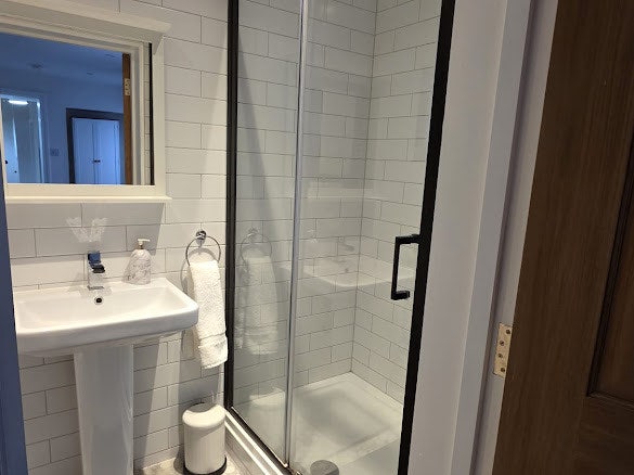 SE19 Gorgeous bedroom with great extras Main Photo