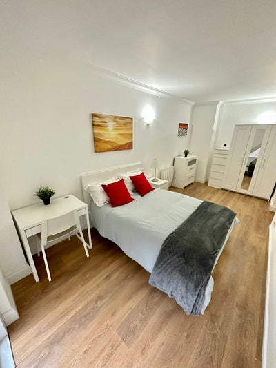 Double room in Crossharbour Main Photo