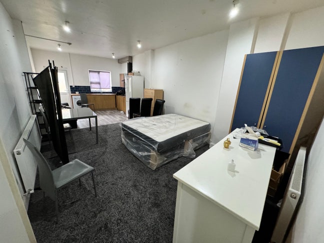 Studio Flat Available In CV6  Main Photo