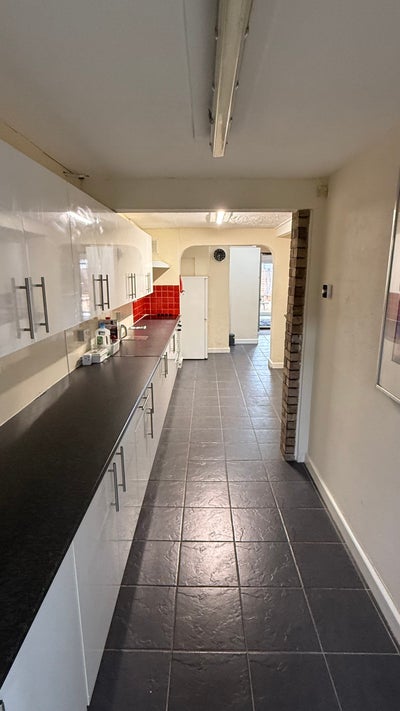 Large Double room in 5 bed All Student House Main Photo
