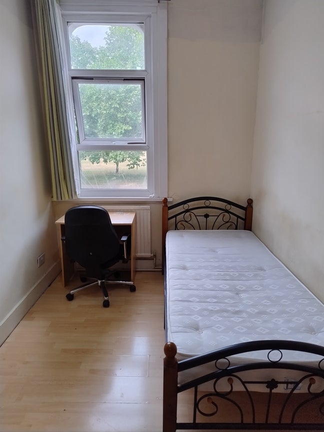 Single Room in Mile End (&pound;600 per month) Main Photo