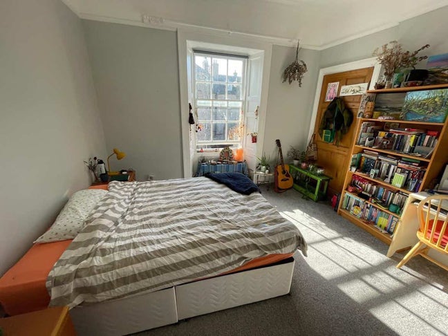 Large bright double room in central Edinburgh Main Photo