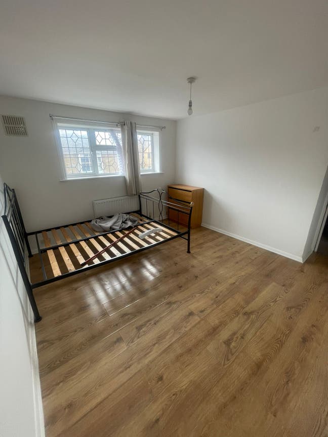 Large Double Room Forest Gate Furnished with bills Main Photo