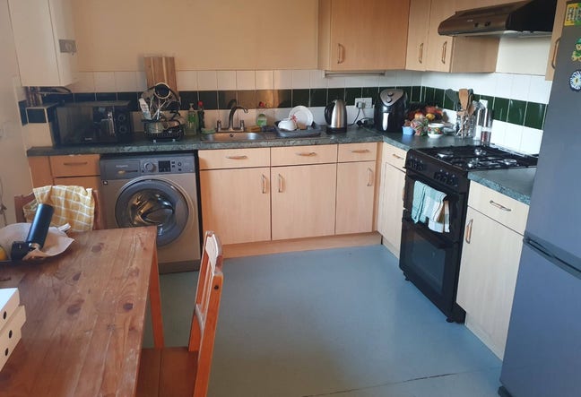 Large room in chilled 2 bed Battersea flat 13 July Main Photo